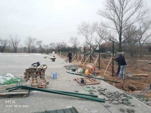 Монтаж забора из сетки по Украине